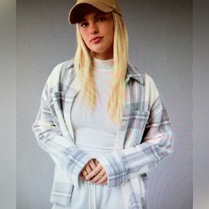 AMERICAN EAGLE WOMENS FLEECE PLAID SHACKET SIZE MEDIUM NWT!